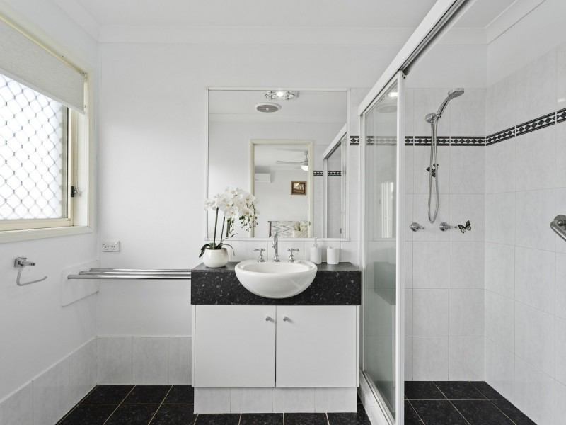 4 Lou Place, Pacific Pines QLD 4211
