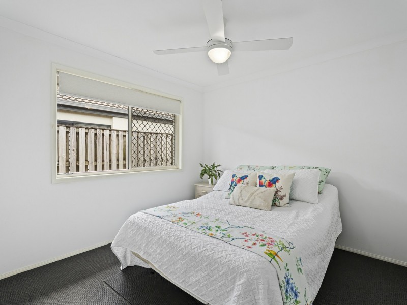 4 Lou Place, Pacific Pines QLD 4211