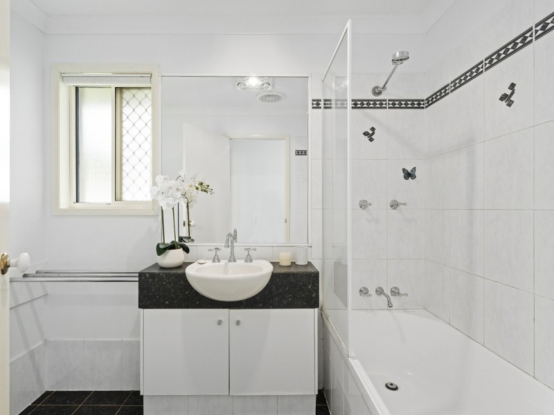 4 Lou Place, Pacific Pines QLD 4211