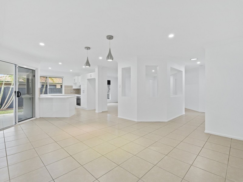 20 Carmarthen Circuit, Pacific Pines QLD 4211