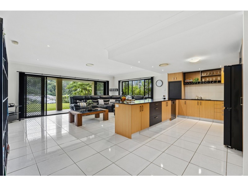18 Maloney Crescent, Maudsland QLD 4210