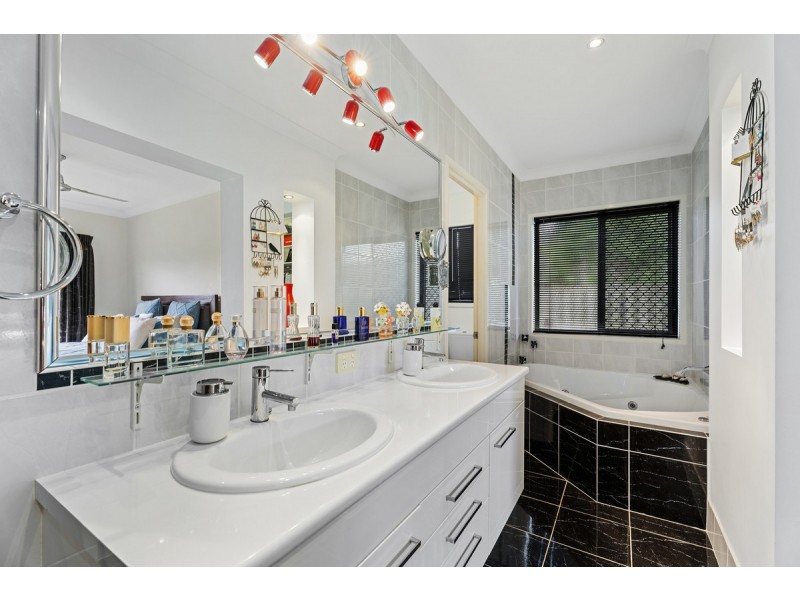 18 Maloney Crescent, Maudsland QLD 4210