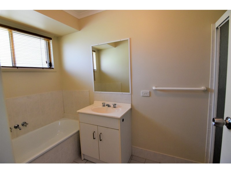 2/9 Academy Street, Oxenford QLD 4210