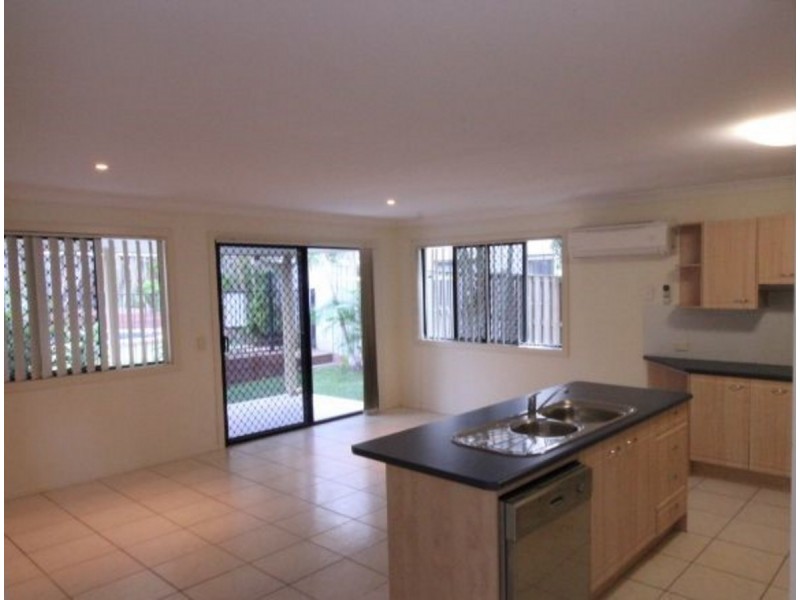 2/16 Crosby Avenue, Pacific Pines QLD 4211