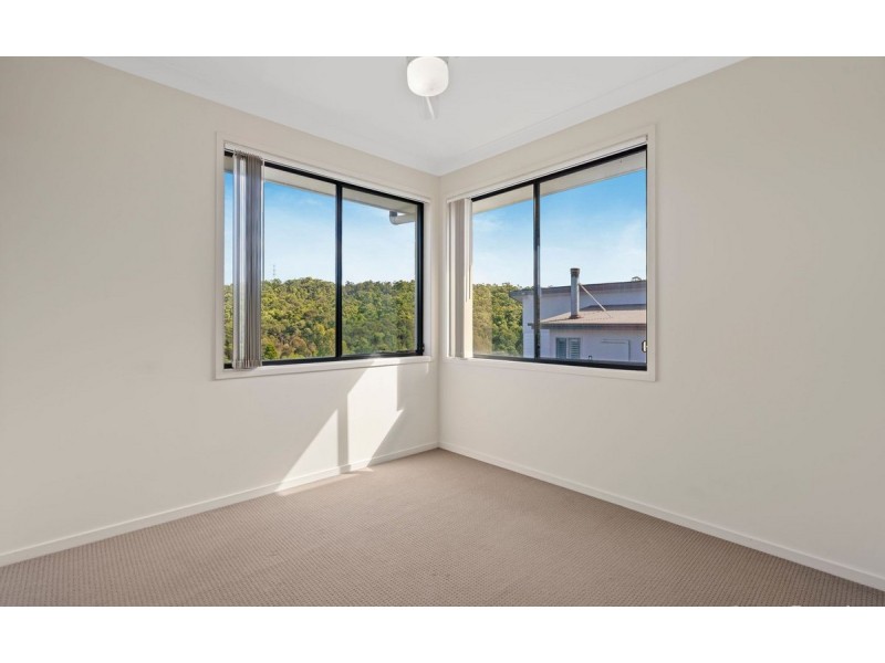 1/5 Maslin Chase, Pacific Pines QLD 4211