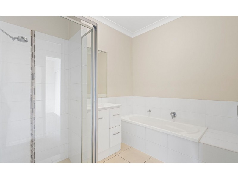 1/5 Maslin Chase, Pacific Pines QLD 4211
