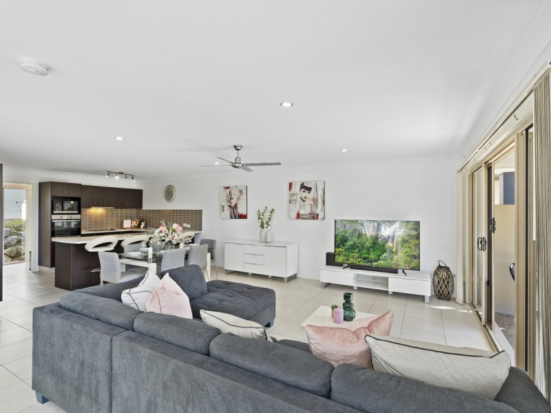 2/8 Witheren Circuit, Pacific Pines QLD 4211