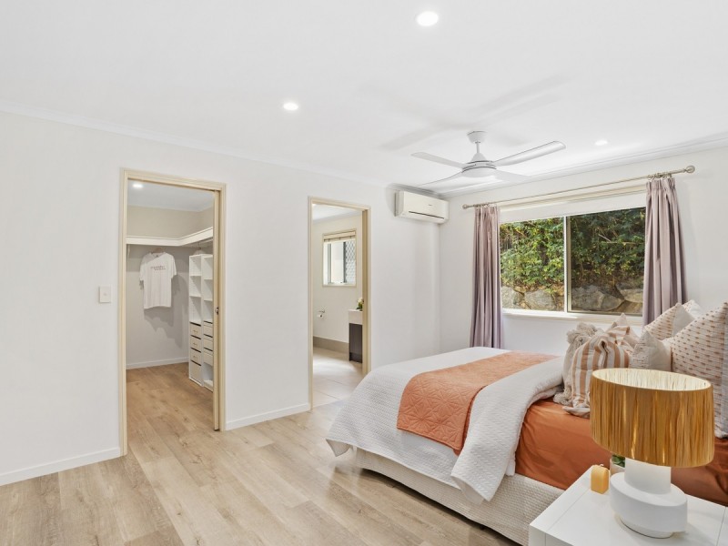 9 Angourie Crescent, Pacific Pines QLD 4211