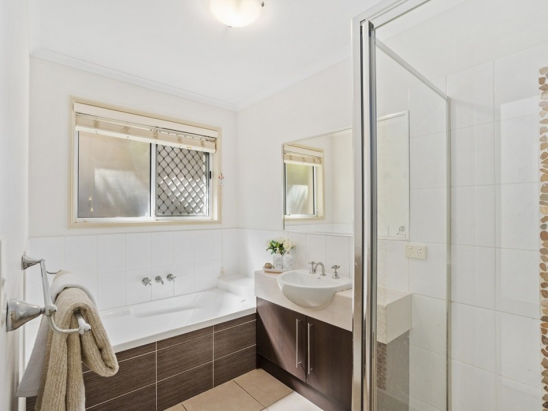 9 Angourie Crescent, Pacific Pines QLD 4211