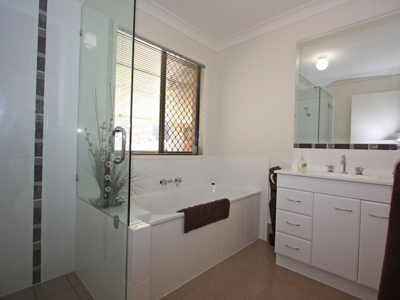 1 Minyon Court, Pacific Pines QLD 4211