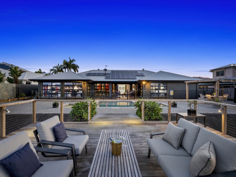 6 Zenith Crescent, Pacific Pines QLD 4211