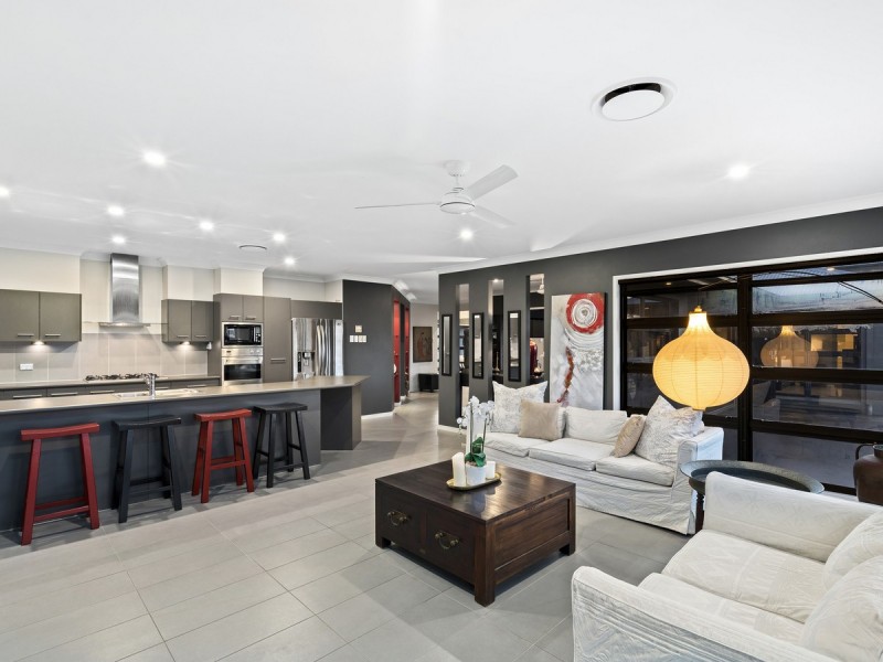6 Zenith Crescent, Pacific Pines QLD 4211