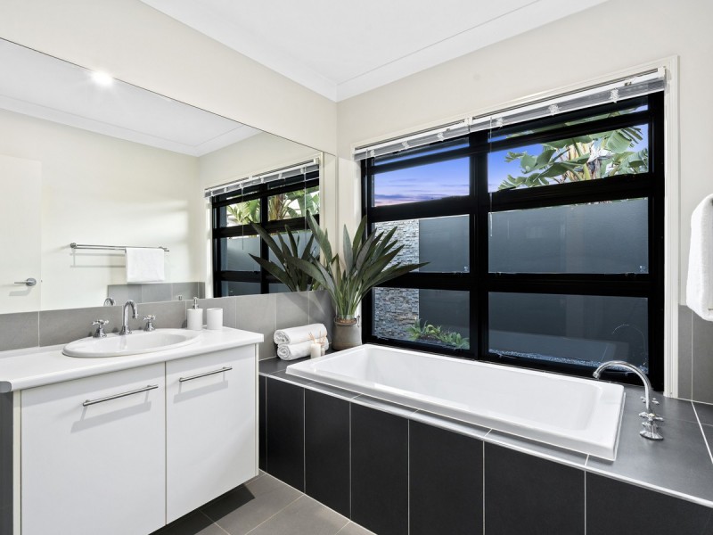 6 Zenith Crescent, Pacific Pines QLD 4211