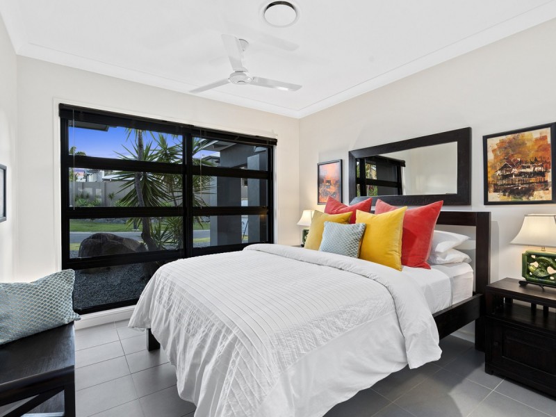 6 Zenith Crescent, Pacific Pines QLD 4211