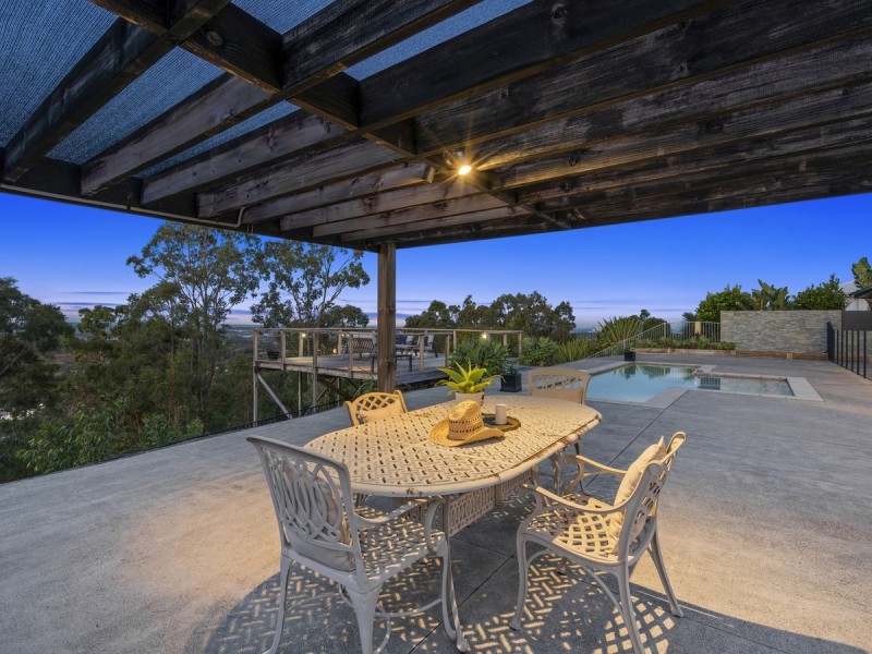 6 Zenith Crescent, Pacific Pines QLD 4211