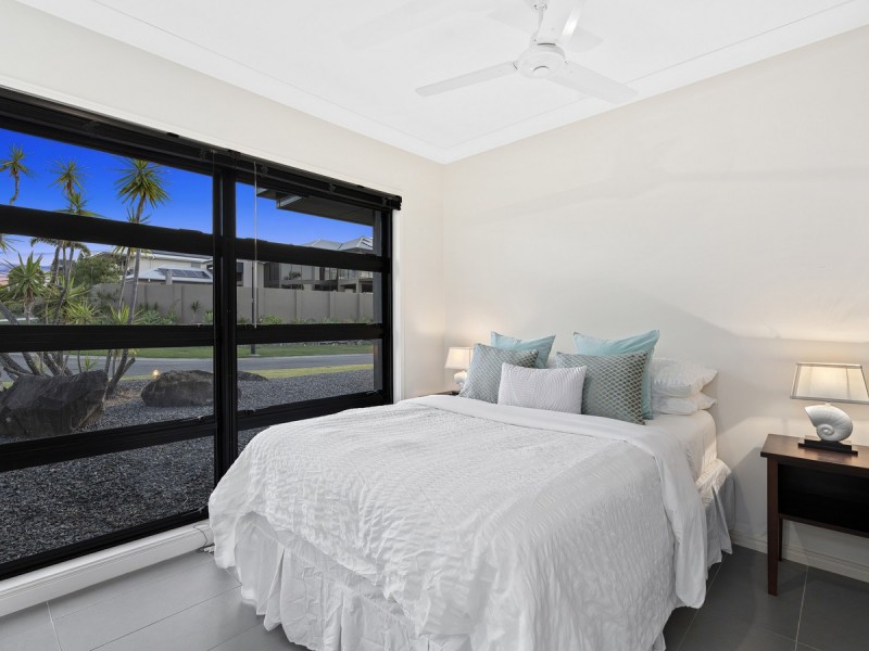 6 Zenith Crescent, Pacific Pines QLD 4211