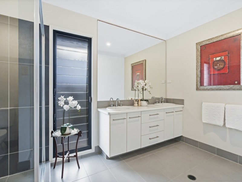 6 Zenith Crescent, Pacific Pines QLD 4211
