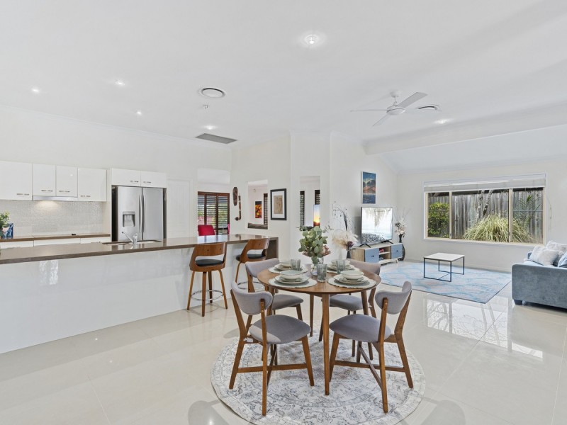 19 Gippsland Drive, Helensvale QLD 4212