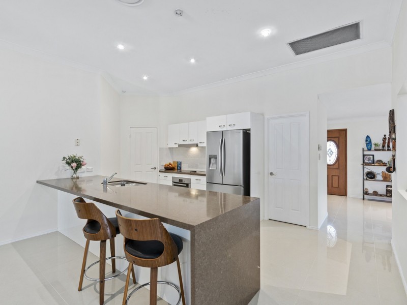 19 Gippsland Drive, Helensvale QLD 4212