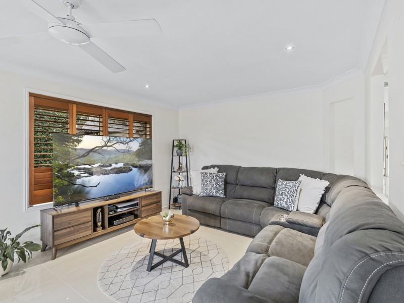 19 Gippsland Drive, Helensvale QLD 4212
