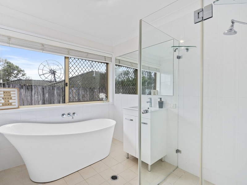 19 Gippsland Drive, Helensvale QLD 4212