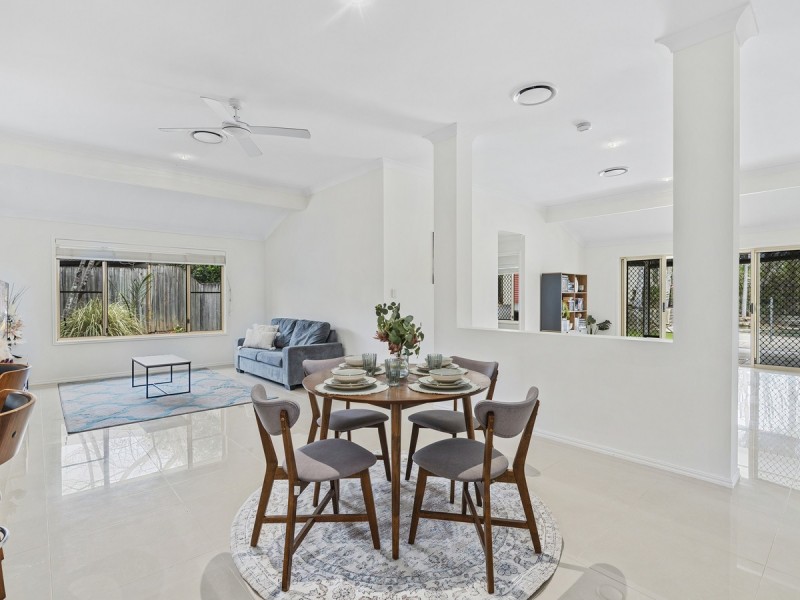19 Gippsland Drive, Helensvale QLD 4212