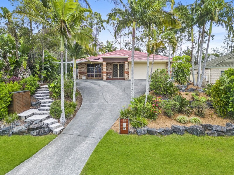 19 Gippsland Drive, Helensvale QLD 4212