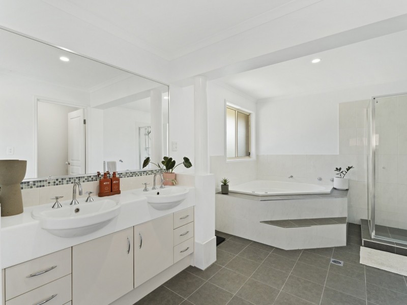 113 Wunburra Circle, Pacific Pines QLD 4211