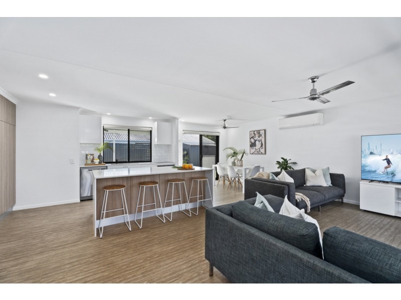 1 Boonah Court, Helensvale QLD 4212