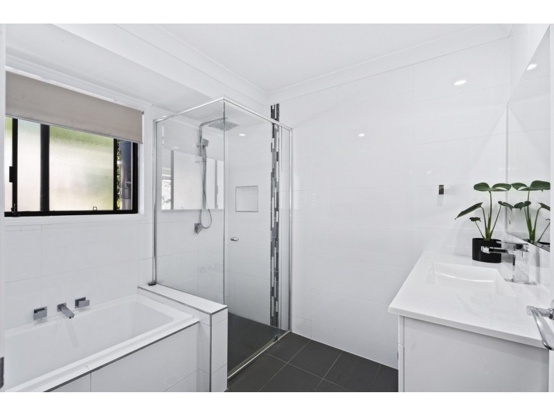 1 Boonah Court, Helensvale QLD 4212