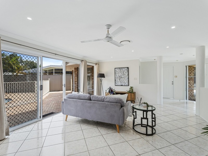 25 Lakeshore Drive, Helensvale QLD 4212