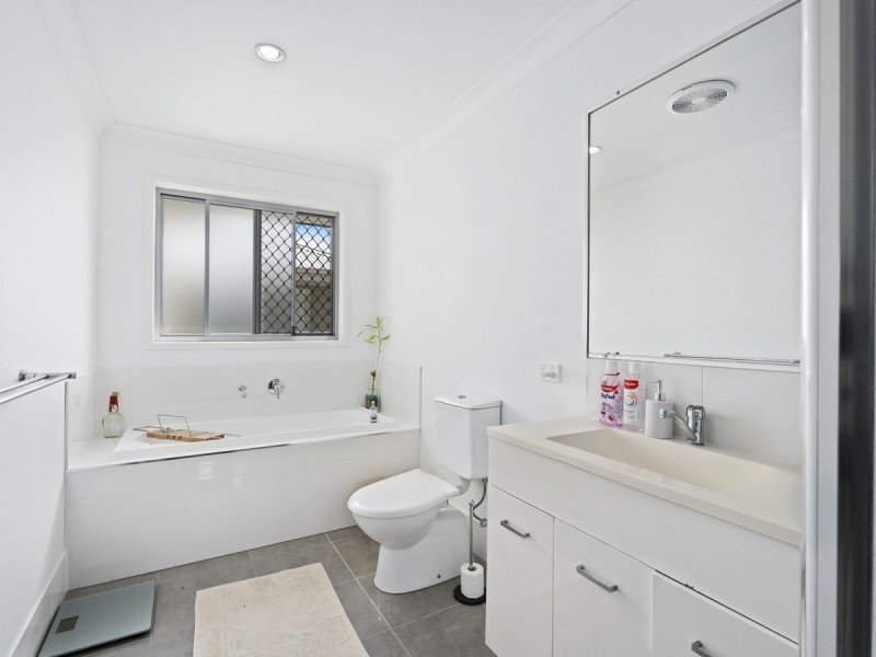 12 Rise Circuit, Pacific Pines QLD 4211