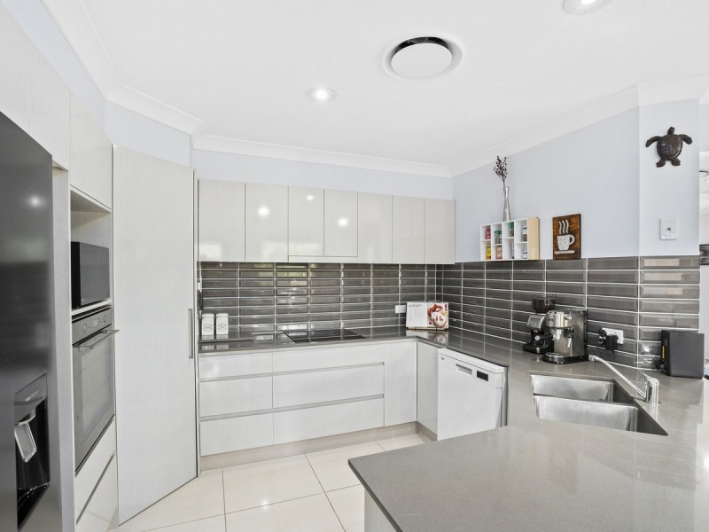 33 Murchison Street, Pacific Pines QLD 4211