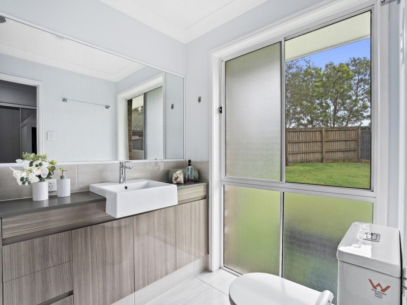 33 Murchison Street, Pacific Pines QLD 4211