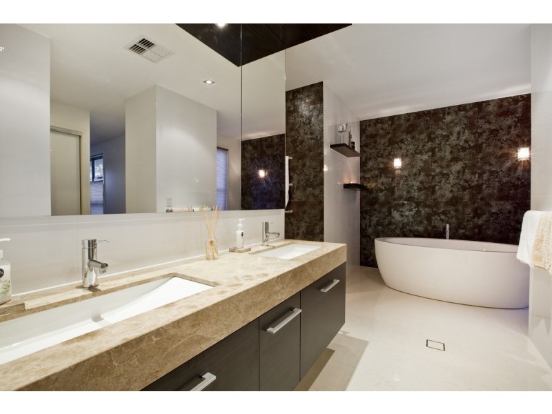 2 Kookaburra Place, Parkwood QLD 4214