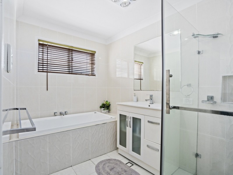 44 Lakeshore Drive, Helensvale QLD 4212