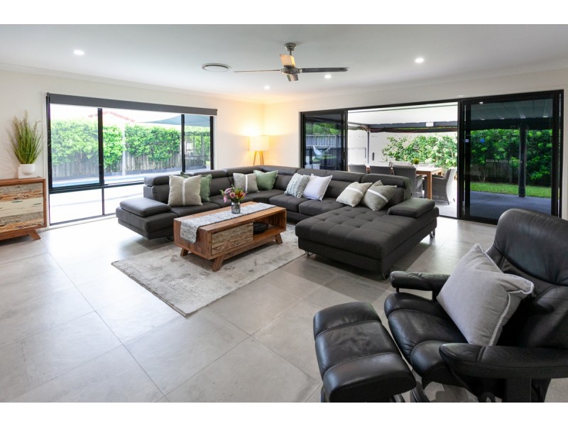 9 Cann Close, Pacific Pines QLD 4211
