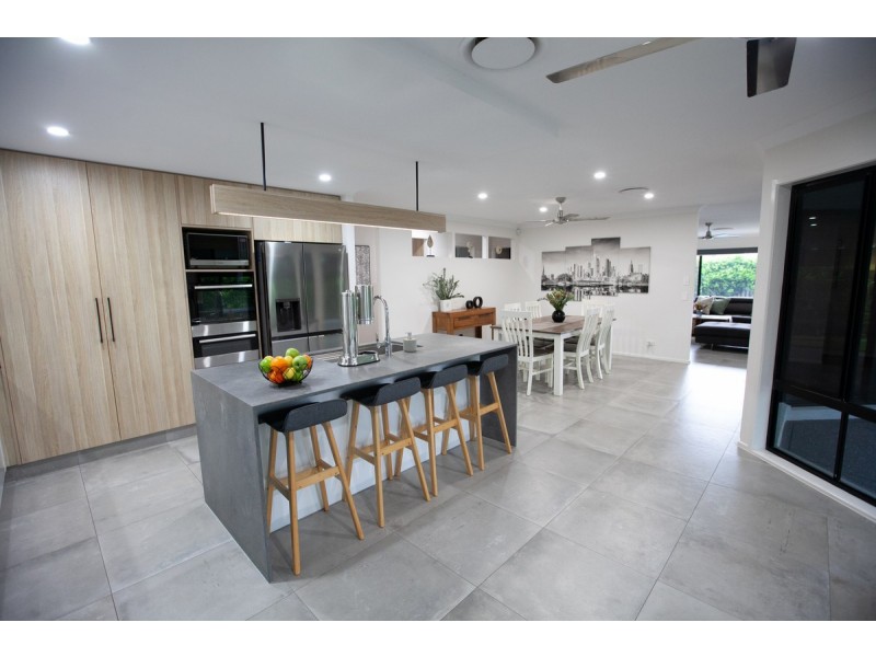 9 Cann Close, Pacific Pines QLD 4211