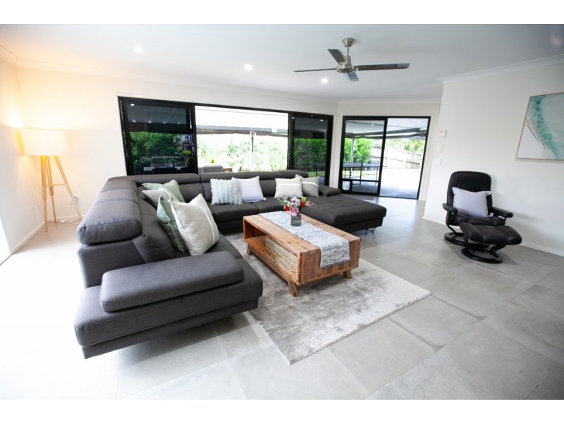 9 Cann Close, Pacific Pines QLD 4211