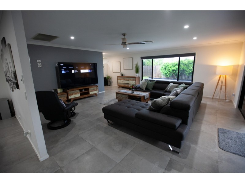 9 Cann Close, Pacific Pines QLD 4211