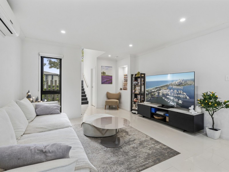 71/18 Archipelago Street, Pacific Pines QLD 4211