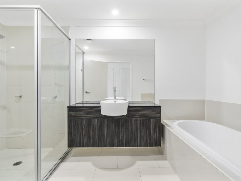 71/18 Archipelago Street, Pacific Pines QLD 4211