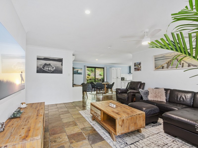 4 Atoll Court, Pacific Pines QLD 4211