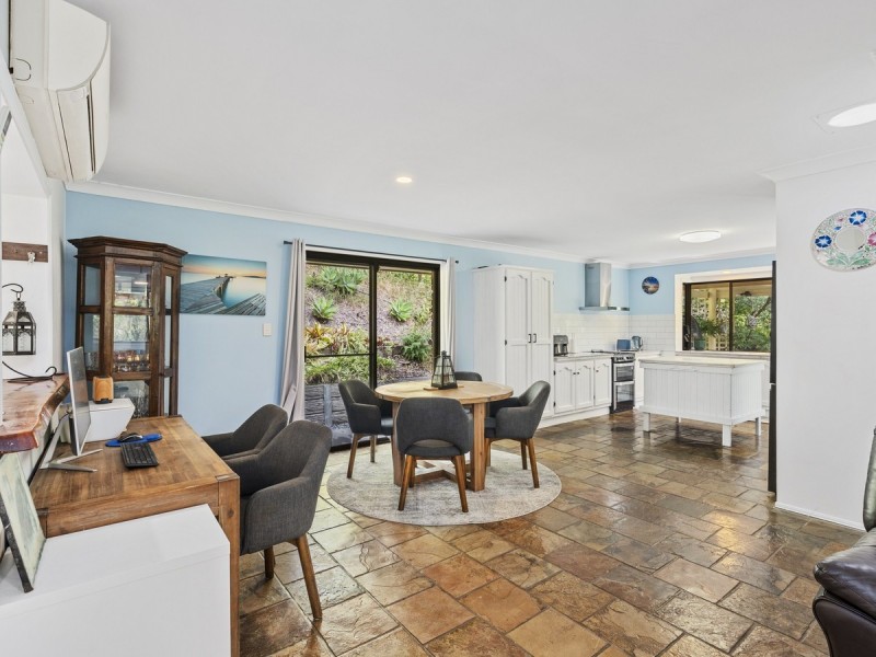 4 Atoll Court, Pacific Pines QLD 4211