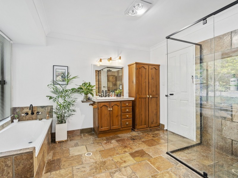 4 Atoll Court, Pacific Pines QLD 4211