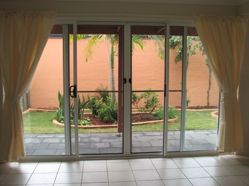 8 Easter Crescent, Pacific Pines QLD 4211