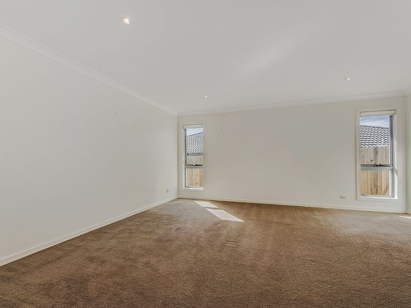11 Roper Street, Pacific Pines QLD 4211