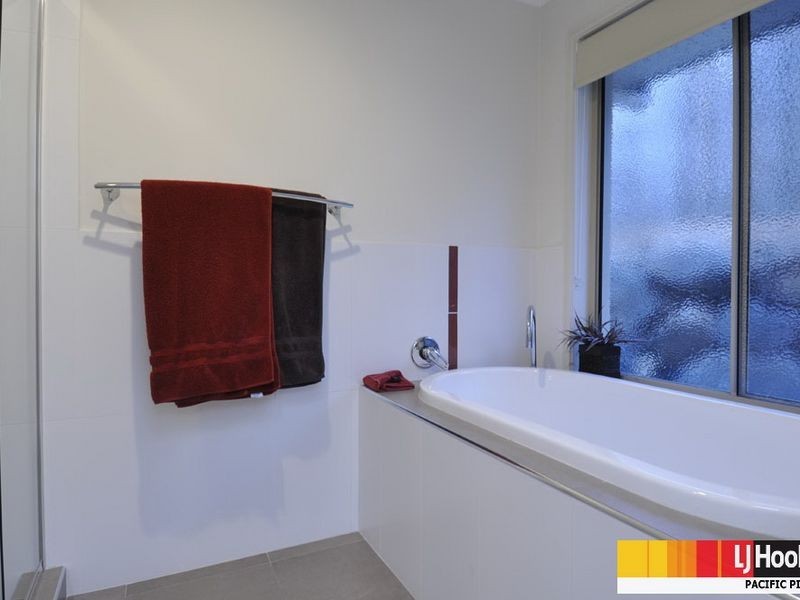 6 Huxley Court, Pacific Pines QLD 4211