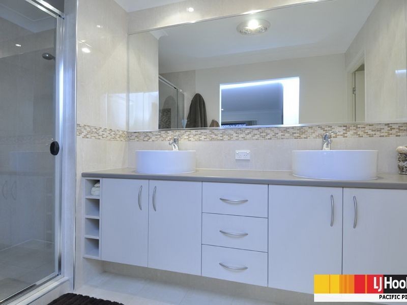 6 Huxley Court, Pacific Pines QLD 4211