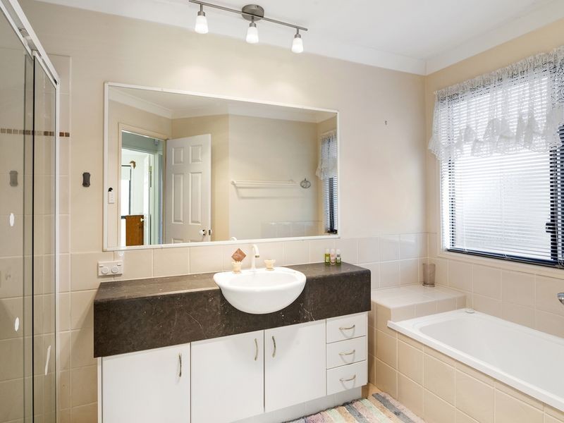 31 Manra Way, Pacific Pines QLD 4211